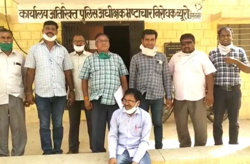 ग्राम विकास अधिकारी 5 हजार की रिश्वत लेते रंगे हाथों गिरफ्तार ग्राम विकास अधिकारी 5 हजार की रिश्वत लेते रंगे हाथों गिरफ्तार