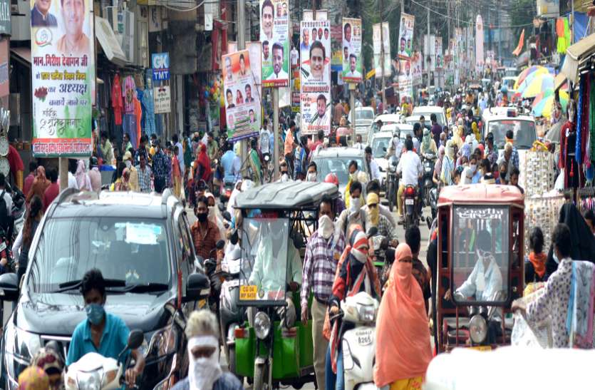 लॉकडाउन से पहले खरीदारी की भीड़ रात 12 बजे से लॉकडाउन, सड़क पर दिखे तो जाना पड़ेगा जेल