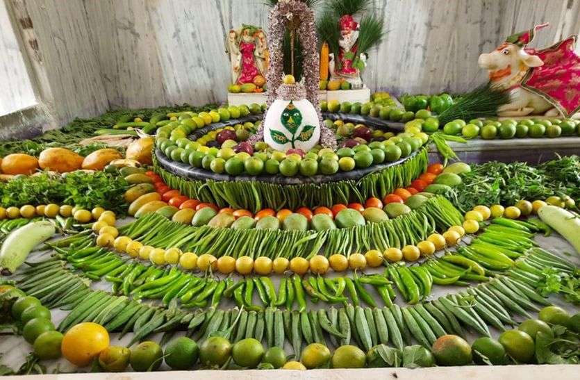 शिविलिंग का सब्जियों से शृंगार... शिविलिंग का सब्जियों से शृंगार...