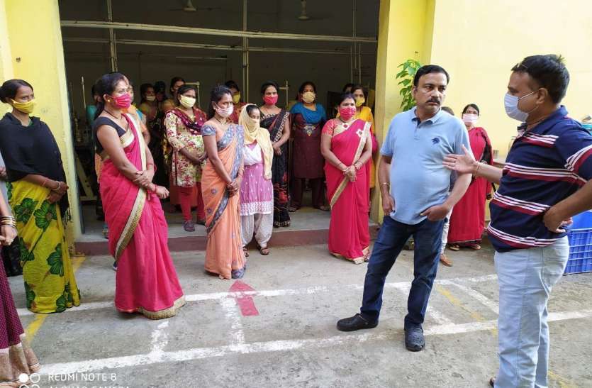 शाही एक्सपोर्ट में श्रमिक-प्रबंधन के बीच तनाव...प्रशासन ने किया हस्तक्षेप, जानें वजह शाही एक्सपोर्ट में श्रमिक-प्रबंधन के बीच तनाव...प्रशासन ने किया हस्तक्षेप, जानें वजह