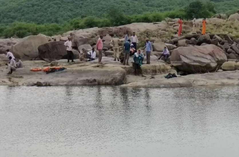 Three friends drowned in Sindh river धूमेश्वर महादेव मंदिर में दर्शन करने आए ग्वालियर के तीन युवकों की कुंड में डूबने से मौत