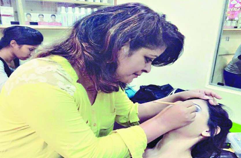 मैट फिनिश मेकअप से बारिश में भी निखार मैट फिनिश मेकअप से बारिश में भी निखार