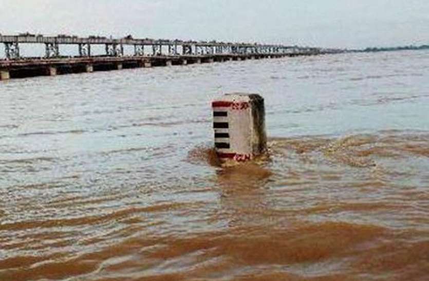 लगातार बारिश से खतरे के निशान पर आ रहीं नदियां, बाढ़ को लेकर हाई अलर्ट जारी लगातार बारिश से खतरे के निशान पर आ रहीं नदियां, बाढ़ को लेकर हाई अलर्ट जारी