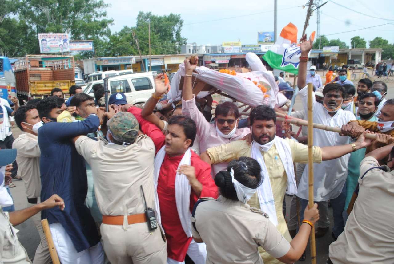 अर्थी छीनी तो पुतले को लगाई आग