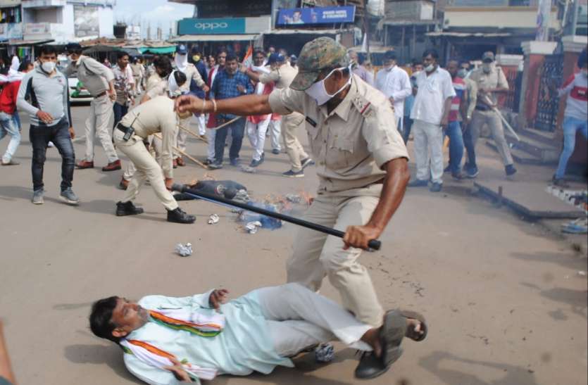 , अर्थी छीनी तो पुतले को लगाई आग