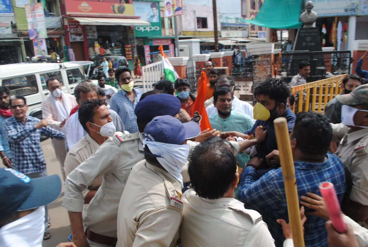 अर्थी छीनी तो पुतले को लगाई आग