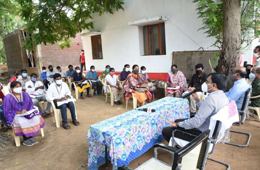 ग्रामीणों को कोरोना संक्रमण के प्रति जागरूक करें : कलक्टर ग्रामीणों को कोरोना संक्रमण के प्रति जागरूक करें : कलक्टर