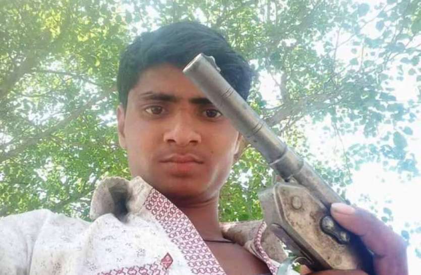 weapons फेसबुक अकाउंट पर युवक ने वायरल किया अवैध हथियारों और कारतूसों का जखीरा, पुलिस महकमे में हड़कंप