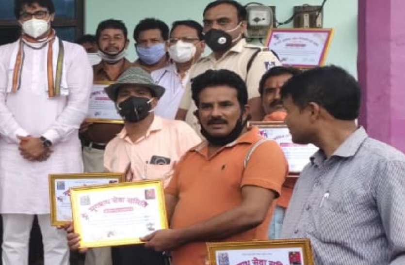 संकट में सहायता करने वाले वास्तविक कोरोना योद्धा संकट में सहायता करने वाले वास्तविक कोरोना योद्धा