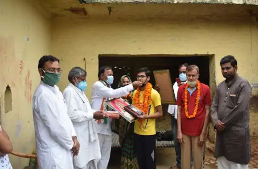 सीबीएसई टॉपर लखीमपुर खीरी के अनुराग तिवारी के नाम प्रियंका गांधी ने लिखी चिट्ठी, बधाई देने के साथ गिफ्ट लेकर पहुंचे कांग्रेसी सीबीएसई टॉपर लखीमपुर खीरी के अनुराग तिवारी के नाम प्रियंका गांधी ने लिखी चिट्ठी, बधाई देने के साथ गिफ्ट लेकर पहुंचे कांग्रेसी