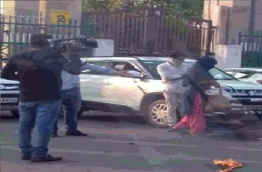 लोकभवन के सामने आत्मदाह करने वाली महिला सोफिया की मौत, बेटी का इलाज जारी लोकभवन के सामने आत्मदाह करने वाली महिला सोफिया की मौत, बेटी का इलाज जारी