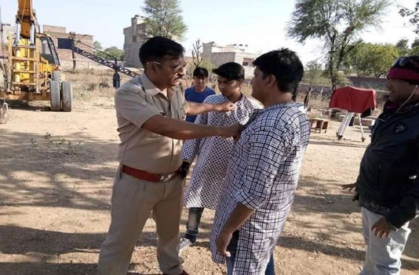 सिनेमाघर में ही रिलीज करेंगे फिल्म 'कोई साथ है' सिनेमाघर में ही रिलीज करेंगे फिल्म 'कोई साथ है'
