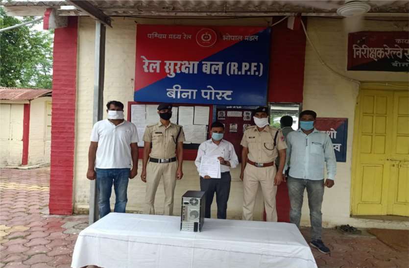 After Bina, train ticket broker caught from Mandibamora बीना के बाद अब मंडीबामोरा से पकड़ा गया रेल टिकट दलाल, पढ़ें खबर