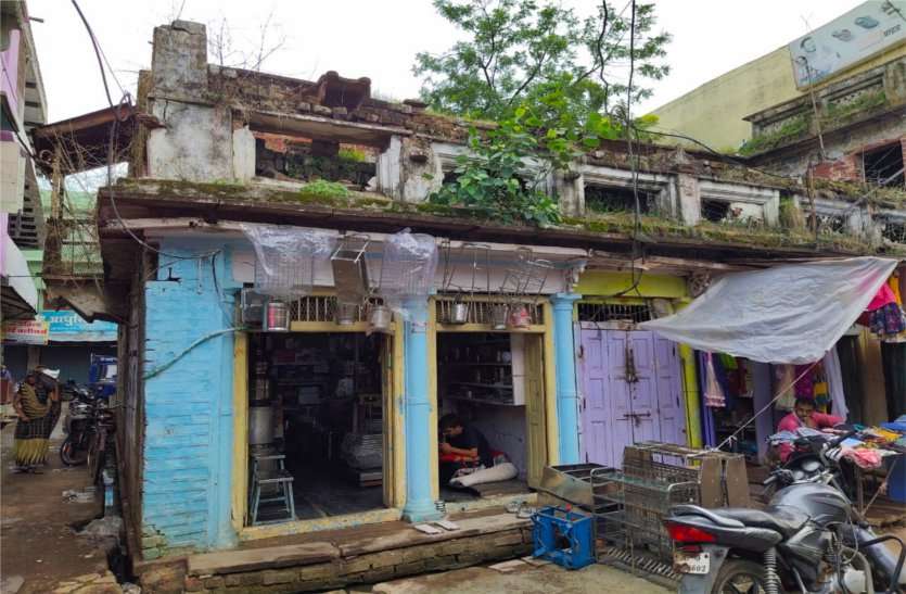Fear of falling dilapidated buildings in dozens of places in the city and rural areas शहर व ग्रामीण क्षेत्रों में दर्जनों जगहों पर जर्जर हो चुके भवनों के गिरने का डर