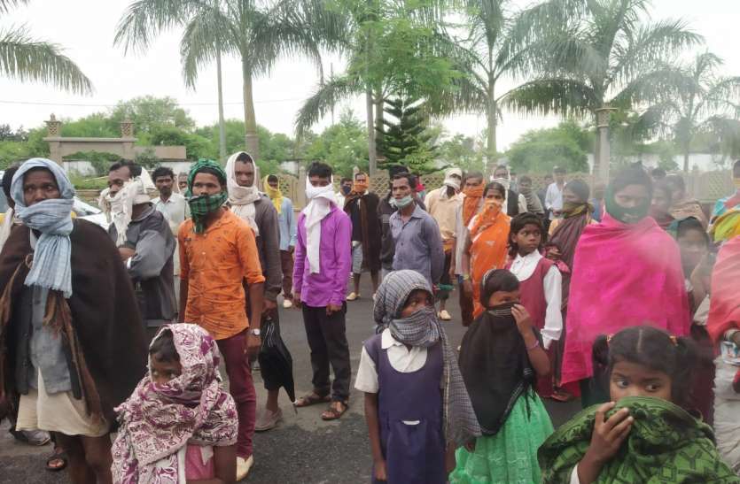 Baiga family reached collectorate to demand forest rights lease and no वनाधिकार पट्टा और धान की फसल को नुकसान नहीं पहुंचाने की मांग लिए कलेक्ट्रेट पहुंचे बैगा परिवार