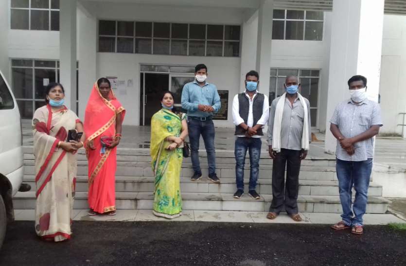 10 disgruntled councilors submitted no-confidence motion against colle अमरकंटक नपा अध्यक्ष व उपाध्यक्ष के खिलाफ 10 असंतुष्ट पार्षदों ने कलेक्टर को सौंपा अविश्वास प्रस्ताव