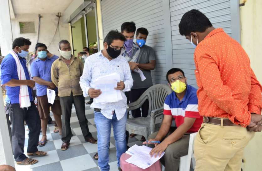 घर में 10 सदस्य है तो बिजली बिल ज्यादा ही आएगा घर में 10 सदस्य है तो बिजली बिल ज्यादा ही आएगा