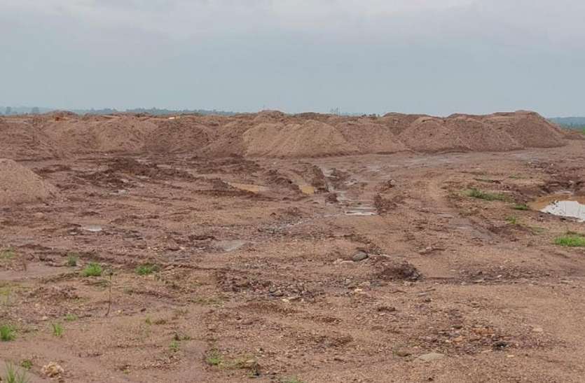 Traders had stored 15 hundred cubic meters of sand कारोबारियों ने कर लिया था 15 सौ घन मीटर रेत का भंडारण