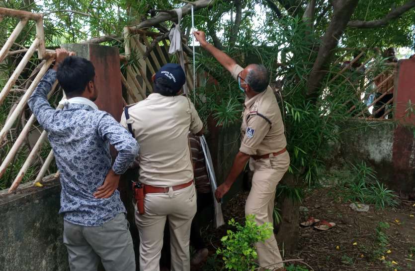 कृषि मंडी के भृत्य ने कार्यालय के सामने उद्यान में फंदा लगाकर जान दी कृषि मंडी के भृत्य ने कार्यालय के सामने उद्यान में फंदा लगाकर जान दी