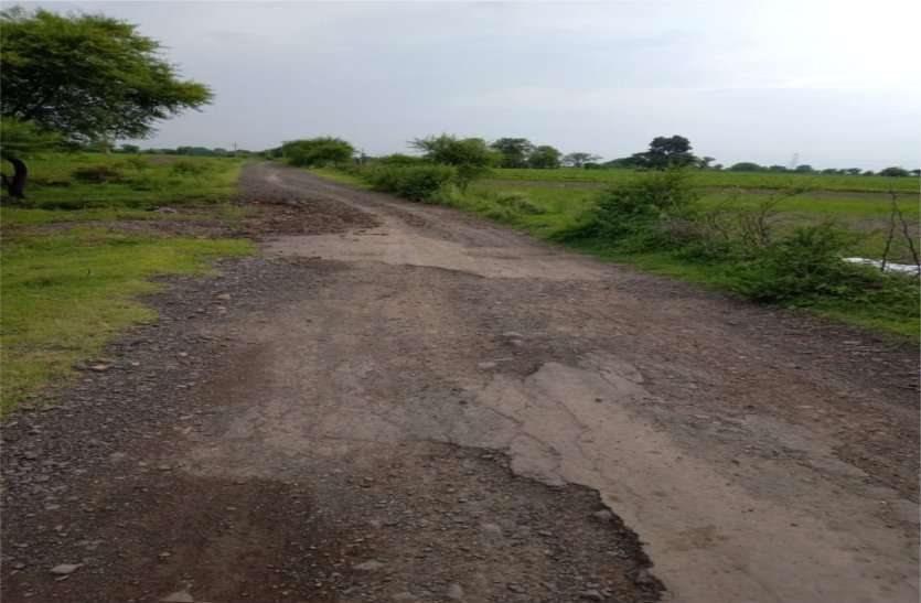 Rampur road turned into pits रामपुर रोड हुआ गड्ढों में तब्दील, वाहन चालक हो रहे घायल
