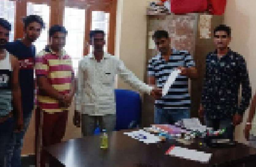 अतिक्रमण हटाने को लेकर पंचायत को सौंपा ज्ञापन अतिक्रमण हटाने को लेकर पंचायत को सौंपा ज्ञापन