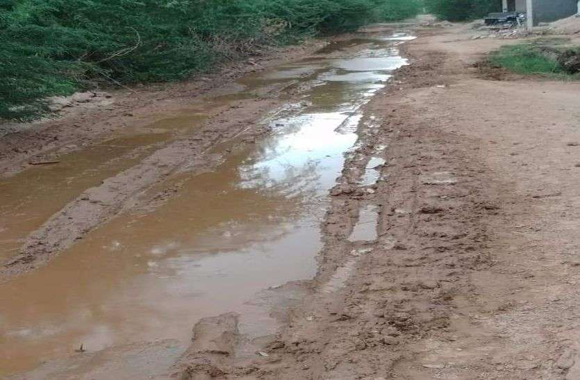 कीचड़ भरे रास्ते से जाने को मजबूर लोग कीचड़ भरे रास्ते से जाने को मजबूर लोग