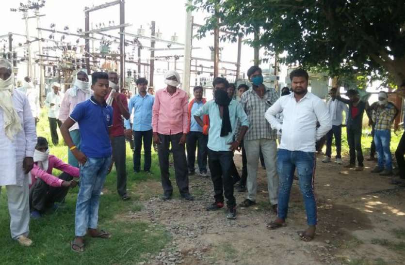 लाइनमैन की मौत पर परिजन ने घेरा बिजलीघर लाइनमैन की मौत पर परिजन ने घेरा बिजलीघर