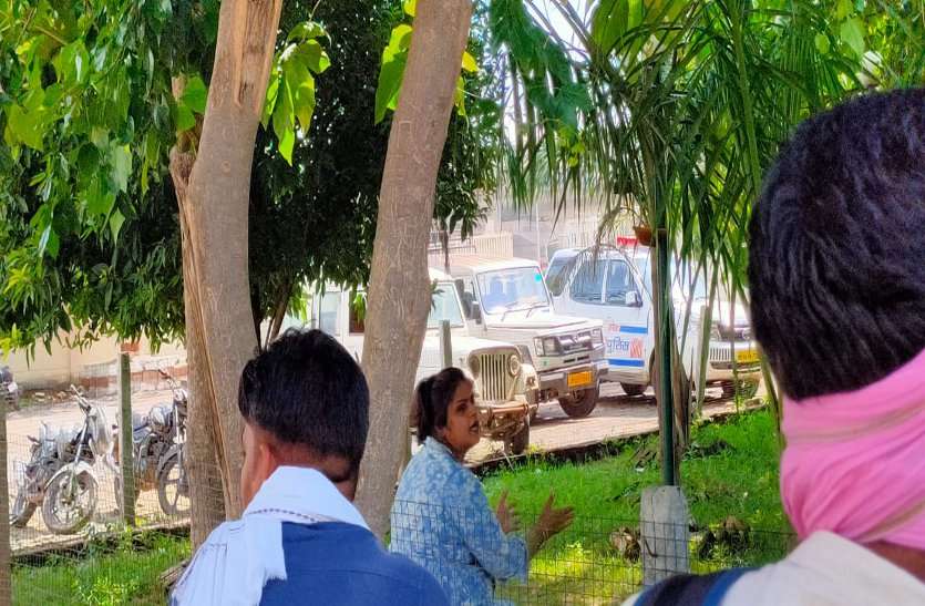 पुलिस व वाहन चालक को फटकार लगाई Woman shuffled as DSP, news in hindi, mp news, datia news डीएसपी बनकर महिला ने झाड़ा रौब