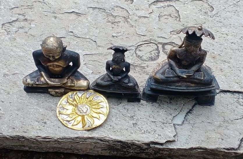 कुएं से बरामद जैन मंदिर से चुराई मूर्तियां कुएं से बरामद जैन मंदिर से चुराई मूर्तियां