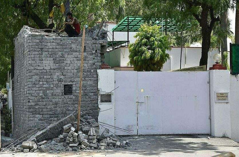 राजस्थान के इस कलक्टर ने अपने बंगले में देखा गलत काम तो तुरंत रुकवाया राजस्थान के इस कलक्टर ने अपने बंगले में देखा गलत काम तो तुरंत रुकवाया