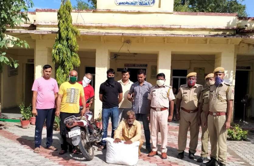 पुलिस ने तस्कर को किया गिरफ्तार 25 किलो 820 ग्राम अवैध गांजा व बाइक बरामद