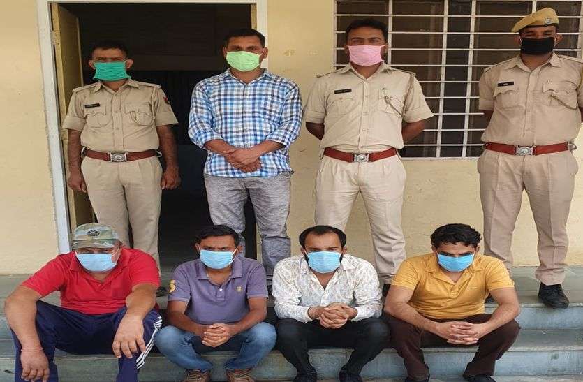 जयपुर के बैंककर्मी ने फर्जी दस्तावेज बनाकर सीकर में बेच दी करोड़ों की जमीन, चार गिरफ्तार जयपुर के बैंककर्मी ने फर्जी दस्तावेज बनाकर सीकर में बेच दी करोड़ों की जमीन, चार गिरफ्तार
