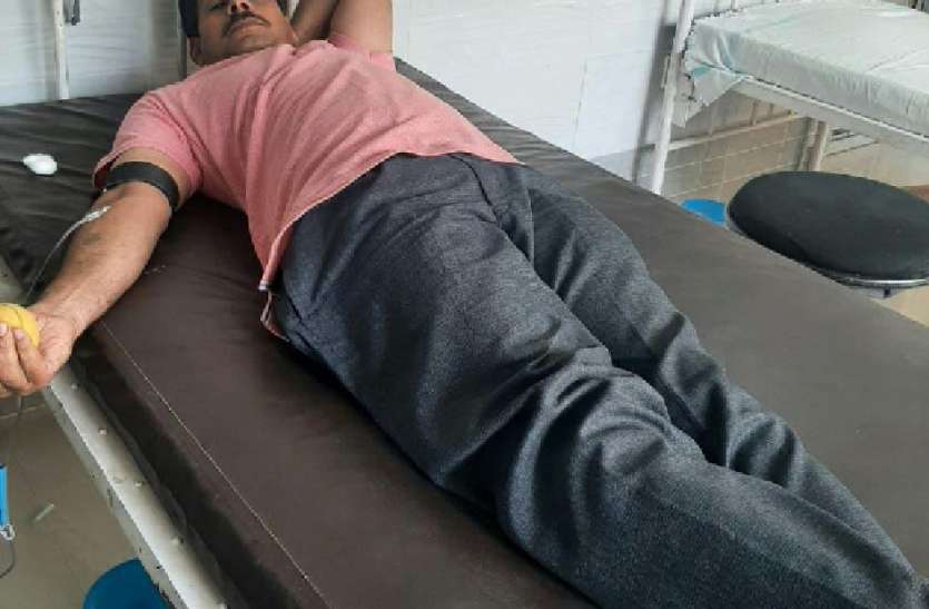पार्षद ने प्रसूता की मदद के लिए किया रक्तदान पार्षद ने प्रसूता की मदद के लिए किया रक्तदान