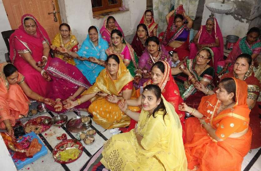 हरियाली तीज पर घर-घर किया पूजन, दाम्पत्य जीवन की खुशहाली की कामना हरियाली तीज पर घर-घर किया पूजन, दाम्पत्य जीवन की खुशहाली की कामना