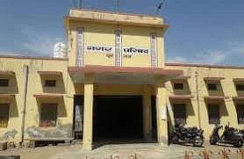 हंगामा : पार्षदों ने बांहें चढ़ाई, आंखें तरेरी और तानी मुठ्ठी हंगामा : पार्षदों ने बांहें चढ़ाई, आंखें तरेरी और तानी मुठ्ठी