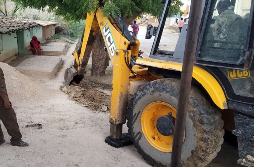 गौरव पथ की नालियों व रास्ते पर से हटाया अतिक्रमण गौरव पथ की नालियों व रास्ते पर से हटाया अतिक्रमण