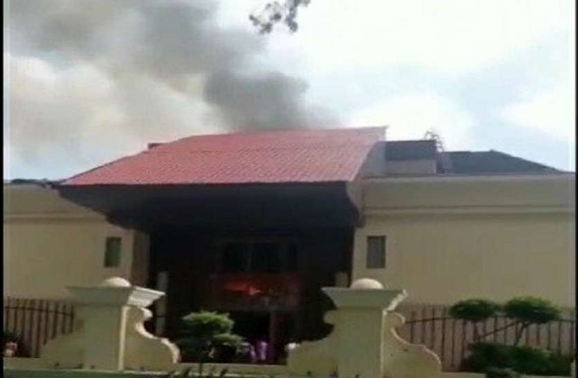 fire.jpg सागर रत्ना रेस्टोरेंट और साड़ी शोरूम में लगी आग