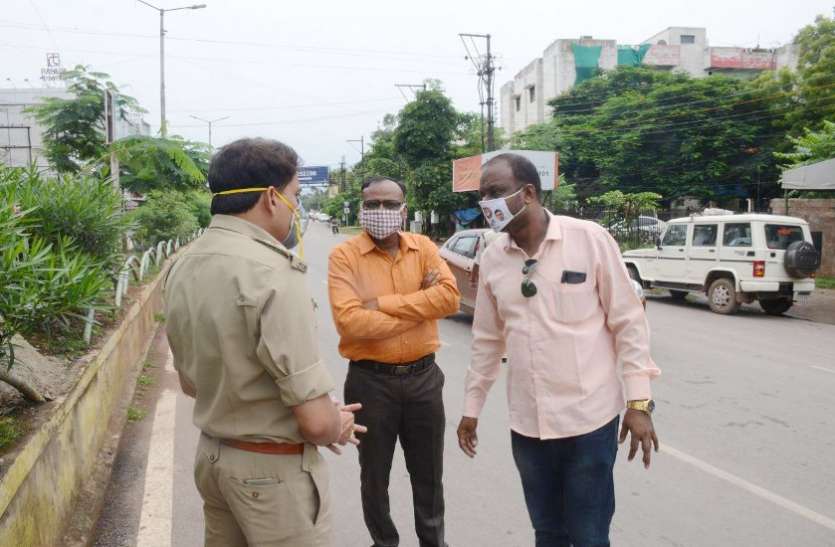 लॉकडाउन में मंत्रीजी को जन्मदिन की बधाई देने जा रहे थे कार्यकर्ता, एएसपी ने रोककर ये दिया जवाब... लॉकडाउन में मंत्रीजी को जन्मदिन की बधाई देने जा रहे थे कार्यकर्ता, एएसपी ने रोककर ये दिया जवाब...