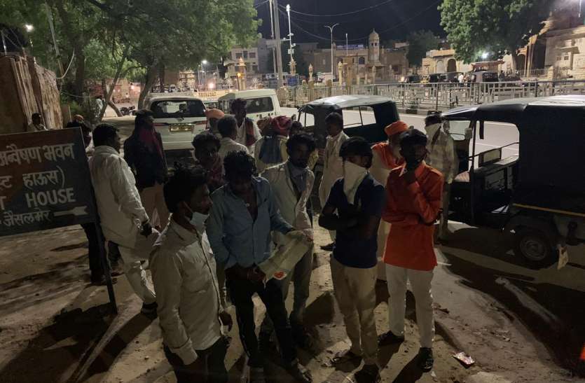 मृतक का शव लेकर रात को पहुंचे कलक्टर व पुलिस अधीक्षक निवास, किया प्रदर्शन मृतक का शव लेकर रात को पहुंचे कलक्टर व पुलिस अधीक्षक निवास, किया प्रदर्शन
