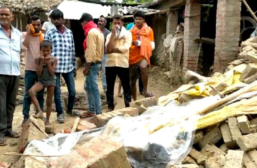 रायबरेली में घर की सफाई कर रहे पति- पत्नी की दीवार गिरने से गर्भवती महिला की दबने से दर्दनाक मौत,पति घायल रायबरेली में घर की सफाई कर रहे पति- पत्नी की दीवार गिरने से गर्भवती महिला की दबने से दर्दनाक मौत,पति घायल