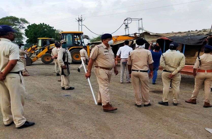 तस्करी के ढाबे : महिलाओं ने डाला केरोसिन, बैकफुट पर प्रशासन