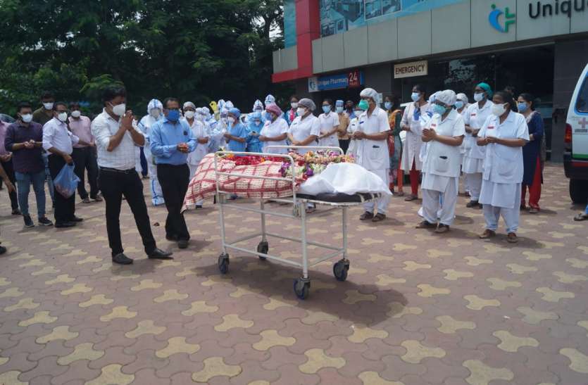 Surat News : एक और फ्रंट फाइटर मेल नर्स की कोरोना से मौत Surat News : एक और फ्रंट फाइटर मेल नर्स की कोरोना से मौत