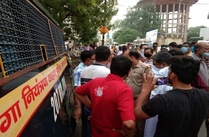 meerut.jpg पुलिस के दंगा नियंत्रक वाहन ने साइकिल सवार व्यापारी को कुचला, हंगामा