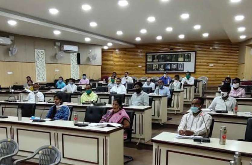 नगर निगम की प्रशासनिक समिति की बैठक में मौजूद सदस्य लेकसिटी में बड़ी होटलों में प्रति कमरा 200 रुपए टैक्स की तैयारी
