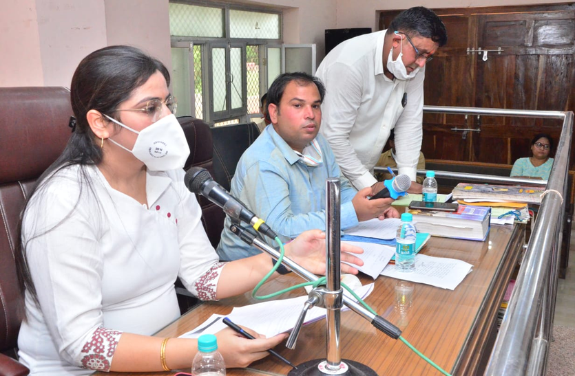 यहां नगर परिषद में बाहें तनीं, एक दूसरे की ओर लपके पार्षद यहां नगर परिषद में बाहें तनीं, एक दूसरे की ओर लपके पार्षद