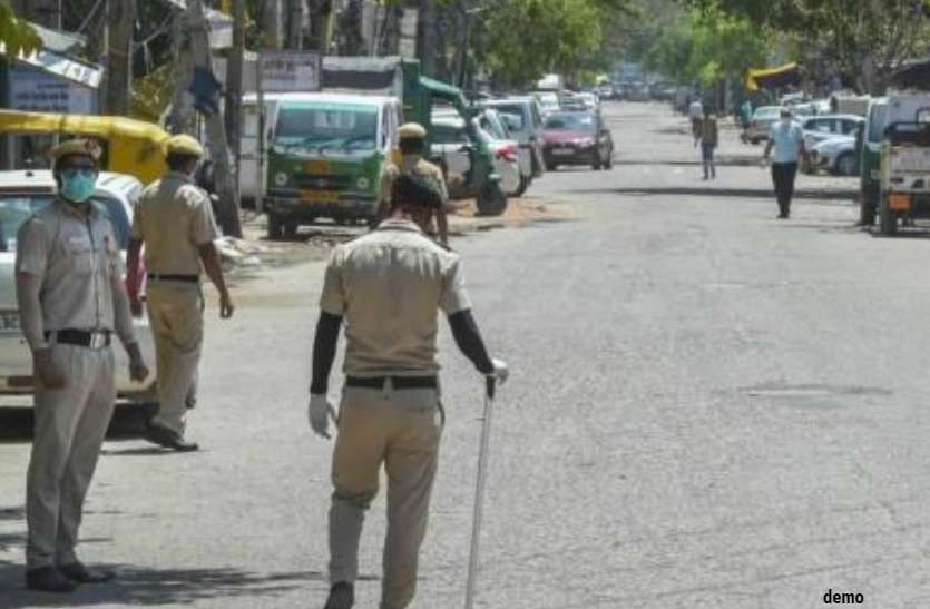 कोरोना रोकने आसमान से लेकर तंग गलियों तक पुलिस, कलेक्टर-एसएसपी ने की ड्रोन से निगरानी कोरोना रोकने आसमान से लेकर तंग गलियों तक पुलिस, कलेक्टर-एसएसपी ने की ड्रोन से निगरानी