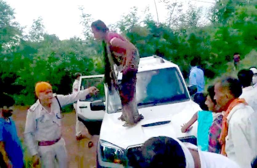 महिला ने एसआई को दिखाई चप्पलें, किया हंगामा, सामने आई यह बड़ी वहज... महिला ने एसआई को दिखाई चप्पलें, किया हंगामा, सामने आई यह बड़ी वहज...