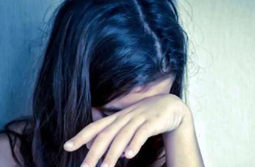 किशोरी का अपहरण व बलात्कार (प्रतीकात्मक फोटो) 15 साल की किशोरी का अपहरण, बलात्कार का आरोप