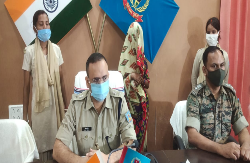 बेरहमी से लोगों को मारने वाली नक्सली एरिया कमांडर गिरफ्तार, सिर पर था लाखों का इनाम बेरहमी से लोगों को मारने वाली नक्सली एरिया कमांडर गिरफ्तार, सिर पर था लाखों का इनाम
