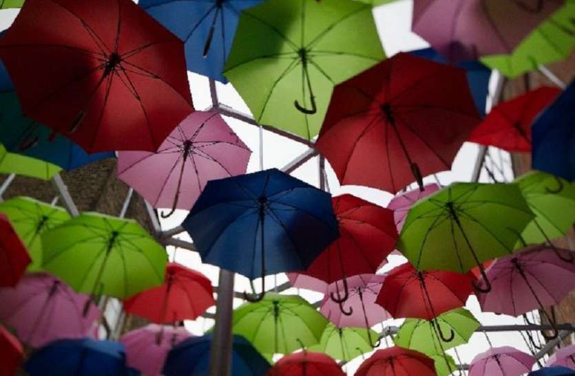 umbrella इस बार महंगे हुए छाते, बारिश के साथ ही छातों की बिक्री शुरू